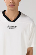 Camiseta oversize cuello V unicolor con diseño college