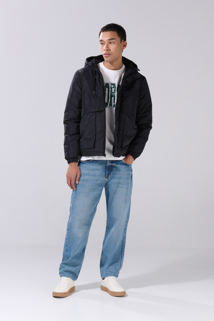 Chaqueta acolchada negra con capota y cordón