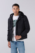Chaqueta acolchada negra con capota y cordón