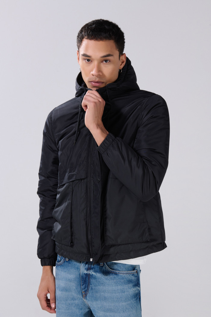 Chaqueta acolchada negra con capota y cordón