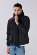 Chaqueta acolchada negra con capota y cordón