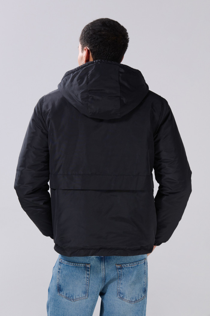Chaqueta acolchada negra con capota y cordón
