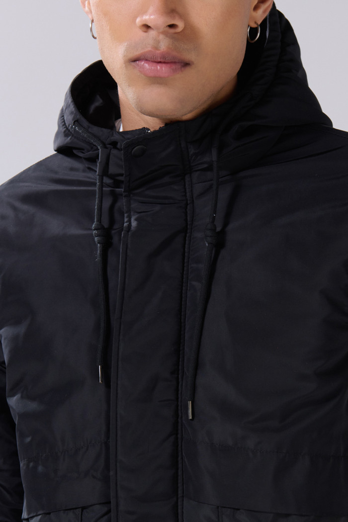 Chaqueta acolchada negra con capota y cordón
