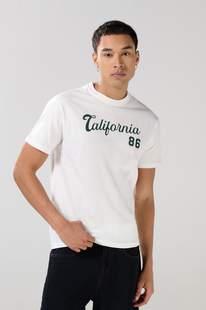 Camiseta crema con texto college en frente y manga corta