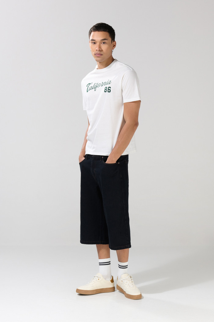 Camiseta crema con texto college en frente y manga corta