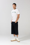 Camiseta crema con texto college en frente y manga corta