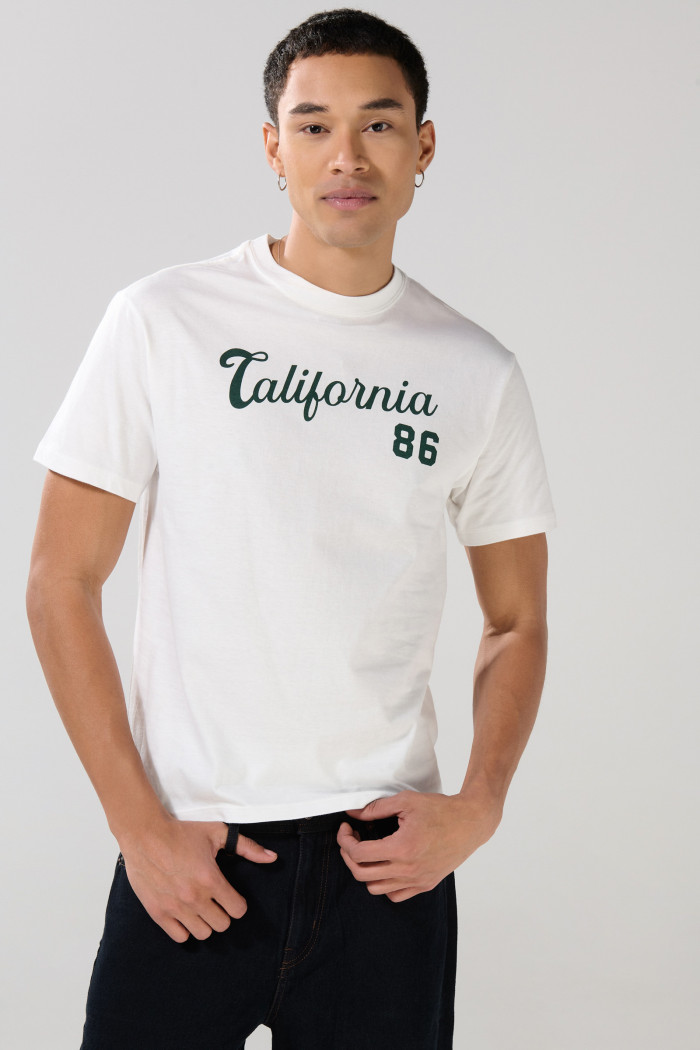 Camiseta crema con texto college en frente y manga corta