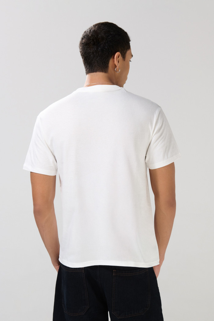 Camiseta crema con texto college en frente y manga corta
