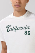 Camiseta crema con texto college en frente y manga corta