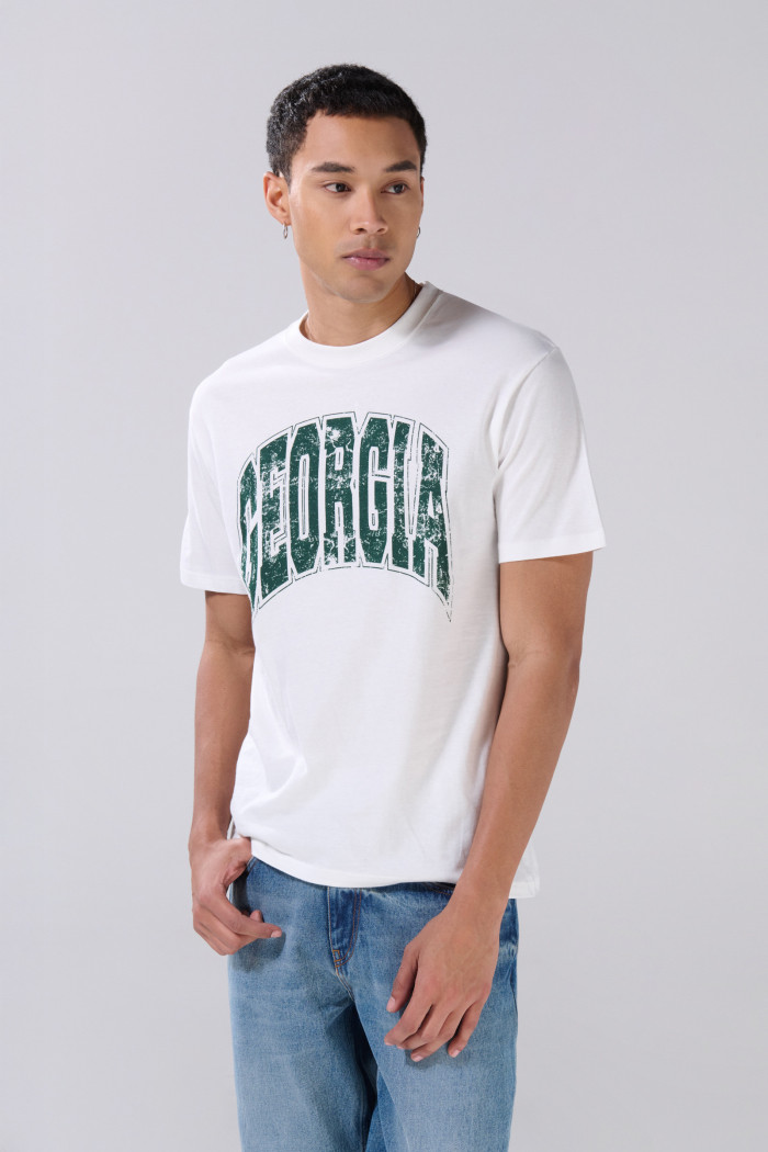 Camiseta crema cuello redondo con texto college en contraste