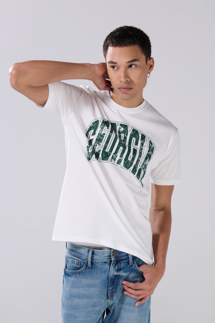 Camiseta crema cuello redondo con texto college en contraste
