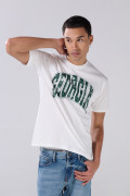 Camiseta crema cuello redondo con texto college en contraste
