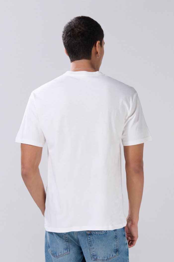 Camiseta crema cuello redondo con texto college en contraste
