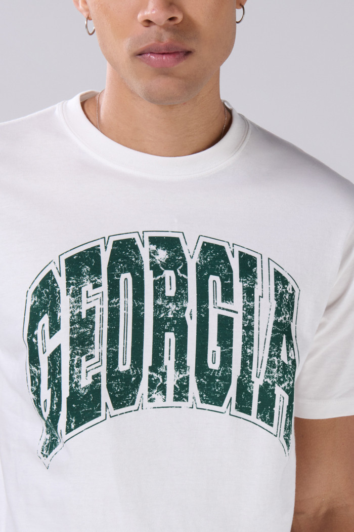 Camiseta crema cuello redondo con texto college en contraste