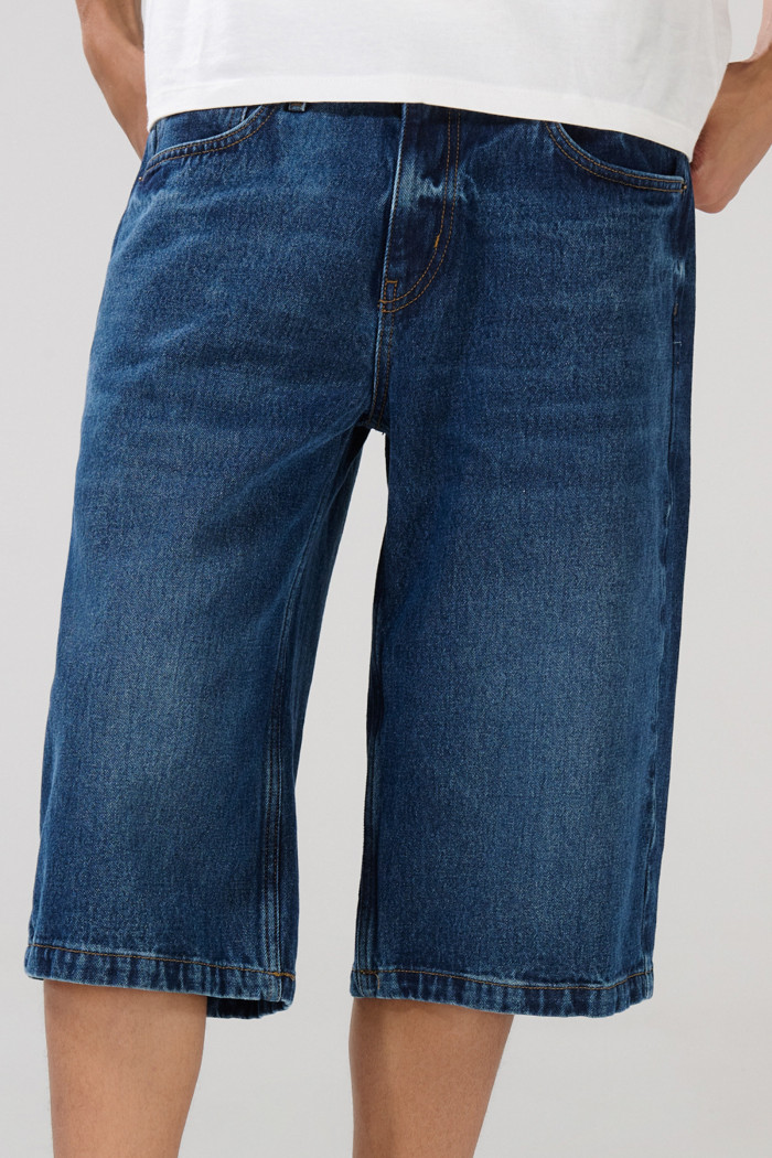 Bermuda azul oscura de jean jort con tiro bajo