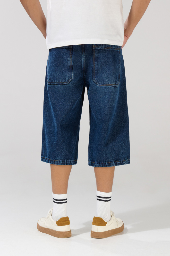 Bermuda azul oscura de jean jort con tiro bajo