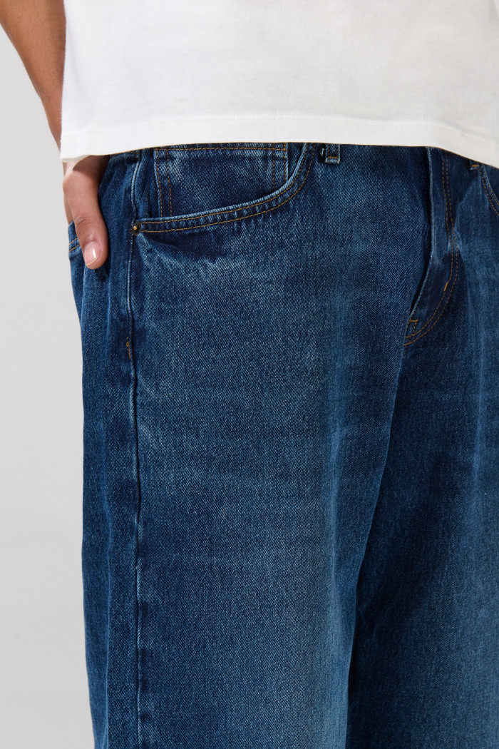 Bermuda azul oscura de jean jort con tiro bajo