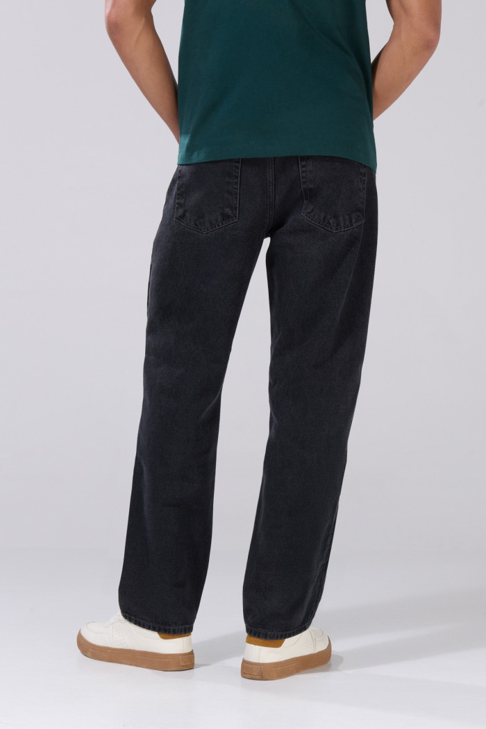 Jean bota ancha gris intenso baggy con tiro medio