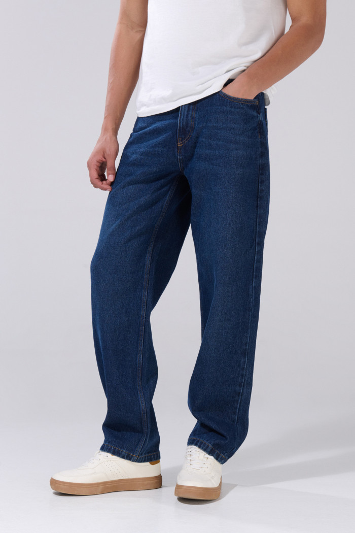 Jean baggy azul oscuro con bota ancha y tiro medio
