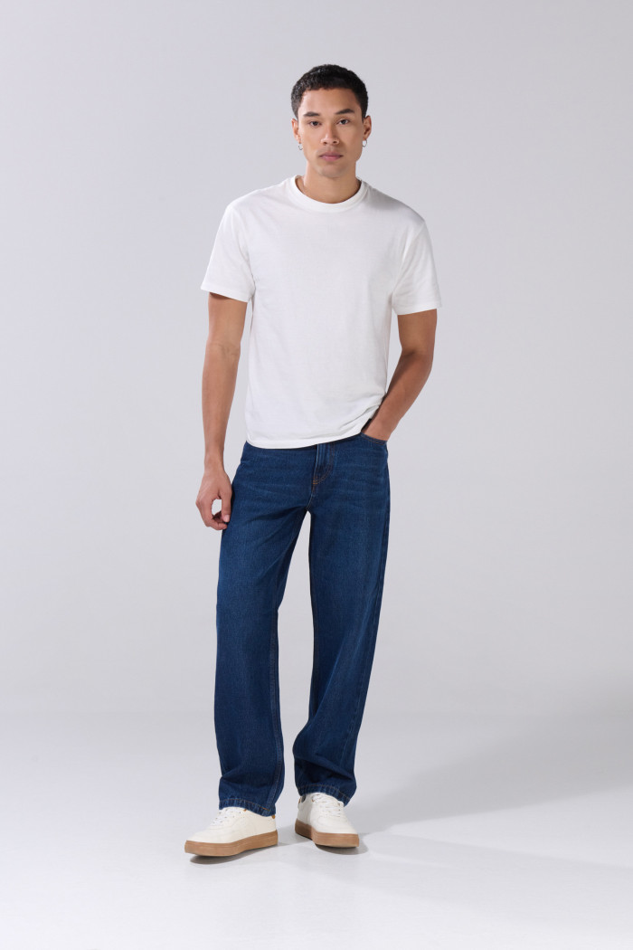 Jean baggy azul oscuro con bota ancha y tiro medio