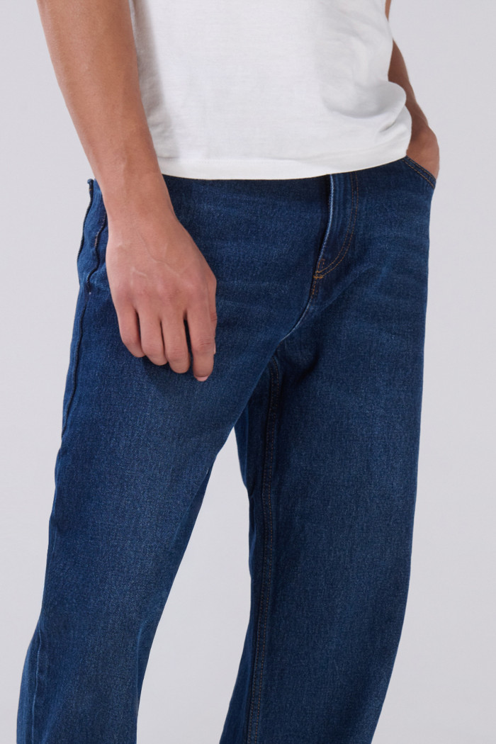 Jean baggy azul oscuro con bota ancha y tiro medio