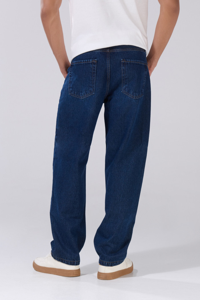 Jean baggy azul oscuro con bota ancha y tiro medio