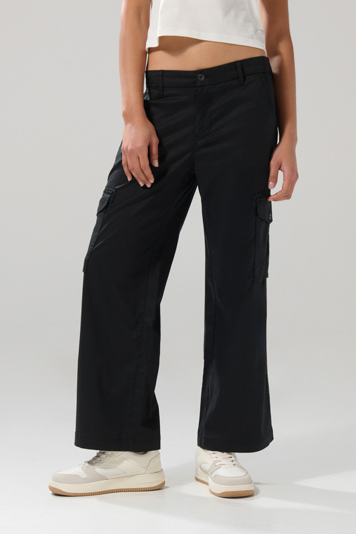 Pantalón cargo unicolor con bota recta y tiro alto