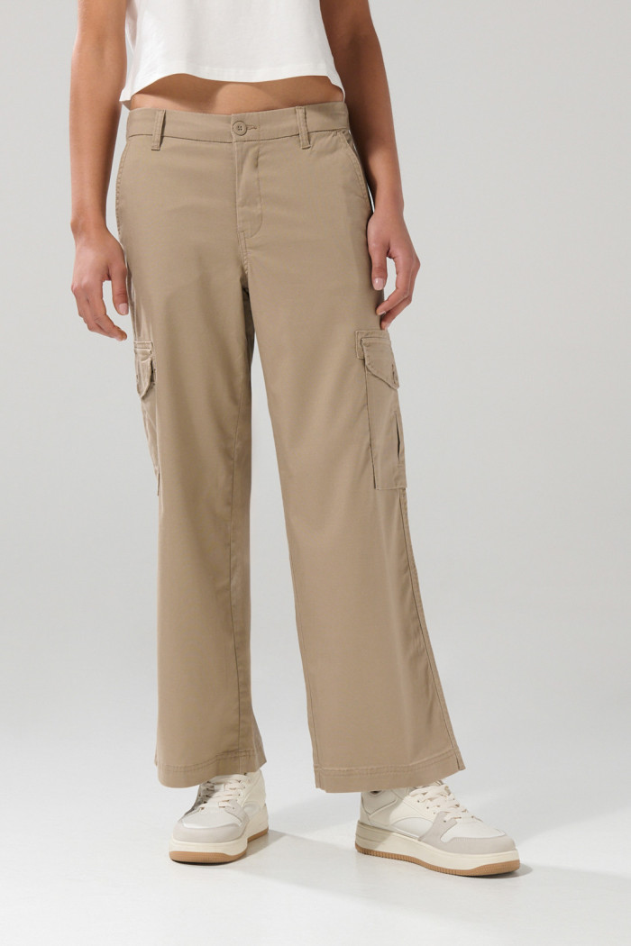 Pantalón cargo unicolor con bota recta y tiro alto