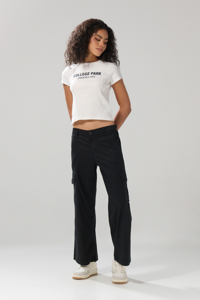 Pantalón cargo unicolor con bota recta y tiro alto