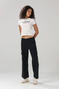 Pantalón cargo unicolor con bota recta y tiro alto