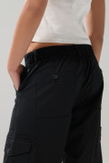 Pantalón cargo unicolor con bota recta y tiro alto