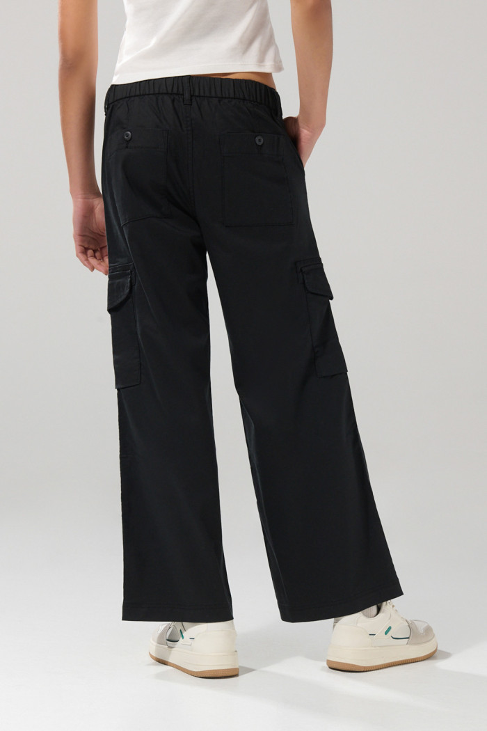 Pantalón cargo unicolor con bota recta y tiro alto