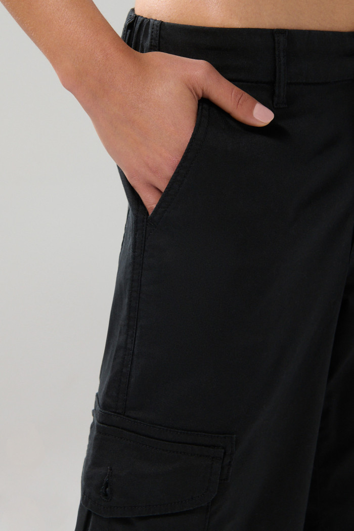Pantalón cargo unicolor con bota recta y tiro alto