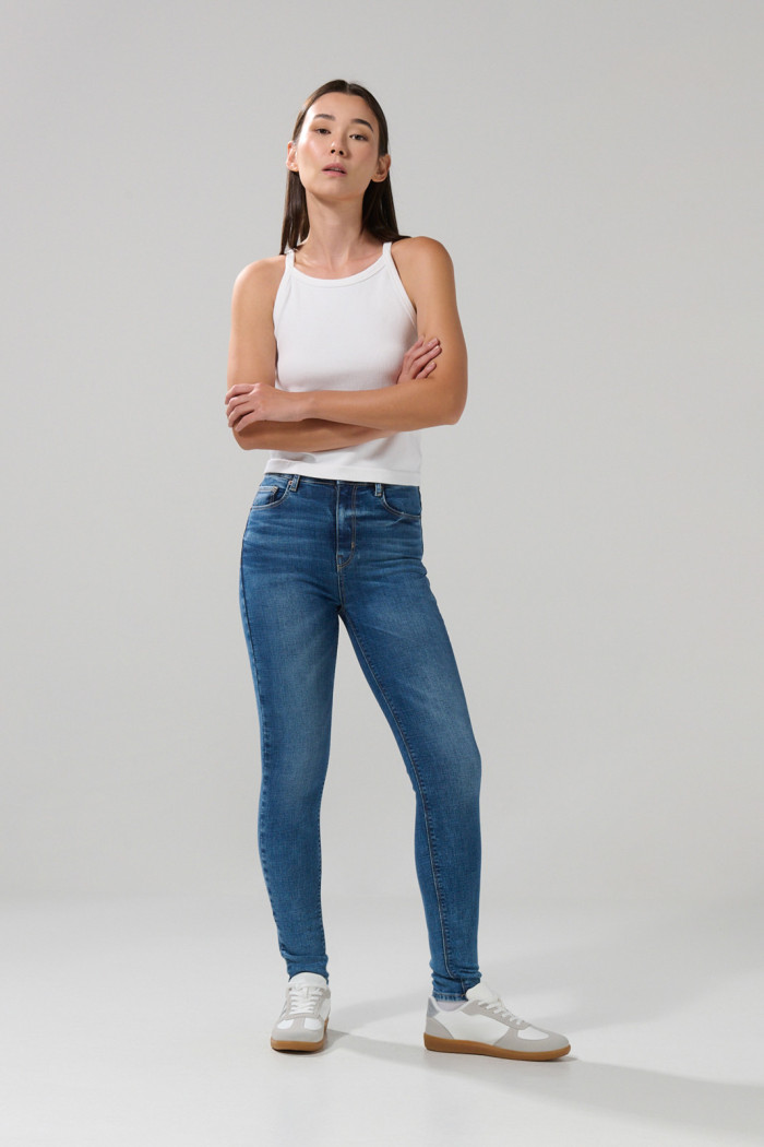 Jean azul medio súper tiro alto jegging con 5 bolsillos