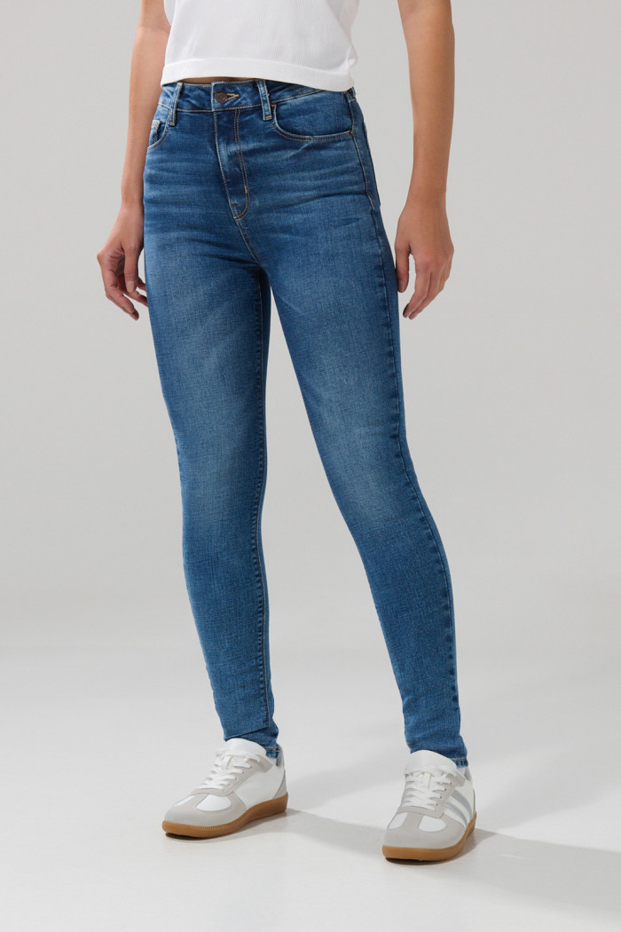 Jean azul medio súper tiro alto jegging con 5 bolsillos