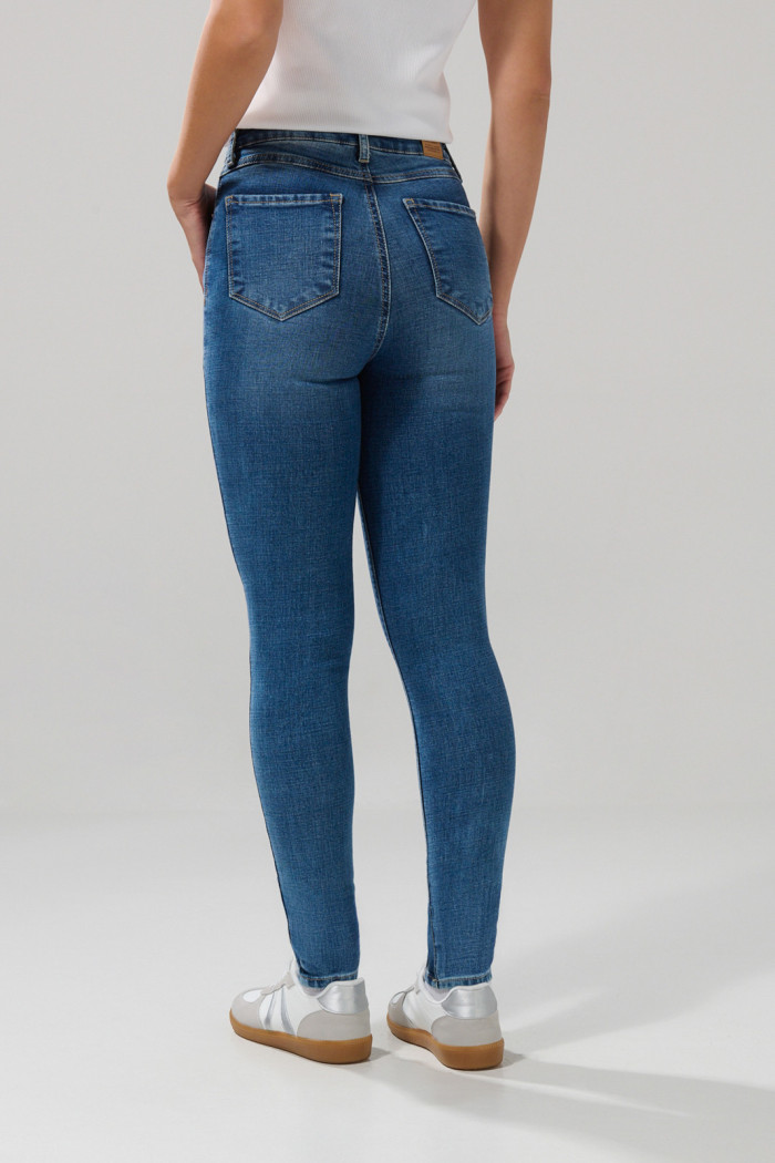 Jean azul medio súper tiro alto jegging con 5 bolsillos