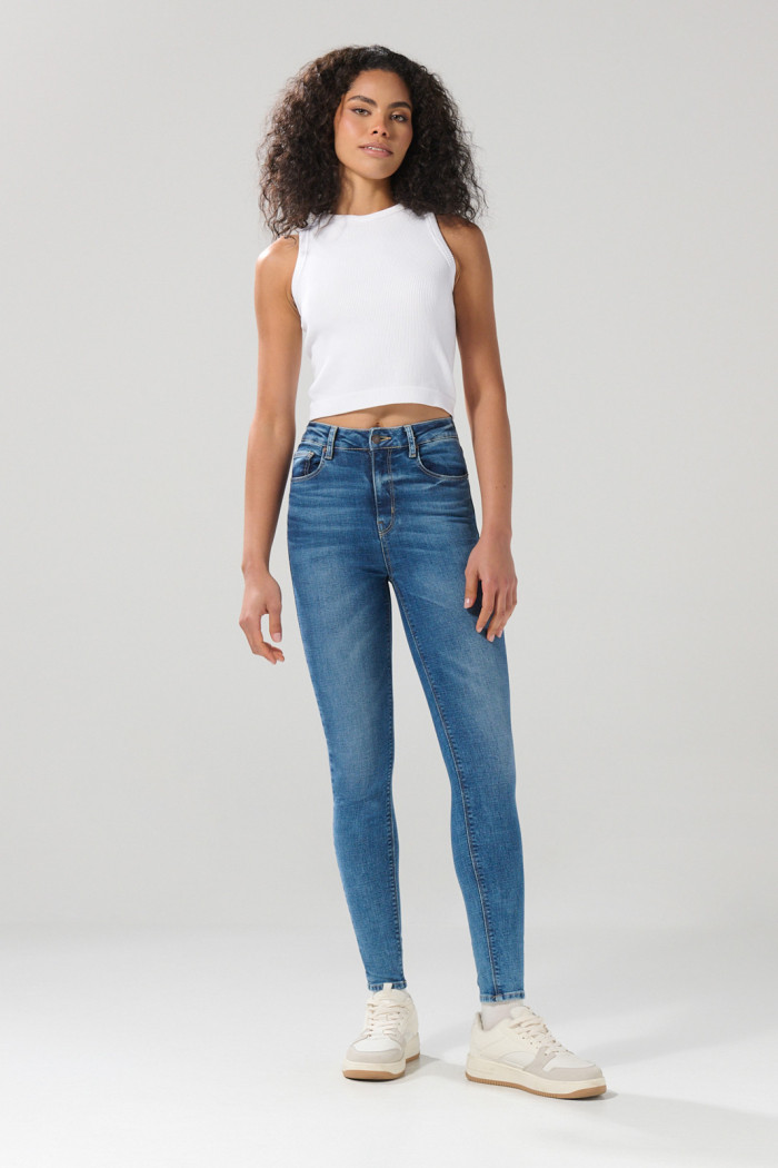Jean súper tiro alto jegging azul medio con bolsillos