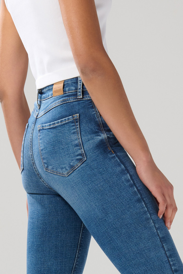 Jean súper tiro alto jegging azul medio con bolsillos