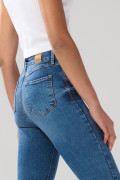 Jean súper tiro alto jegging azul medio con bolsillos