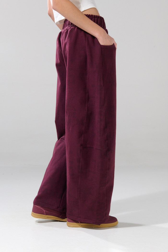 Pantalón jogger morado con cortes en frente y bolsillos