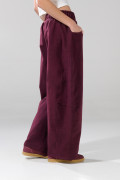 Pantalón jogger morado con cortes en frente y bolsillos