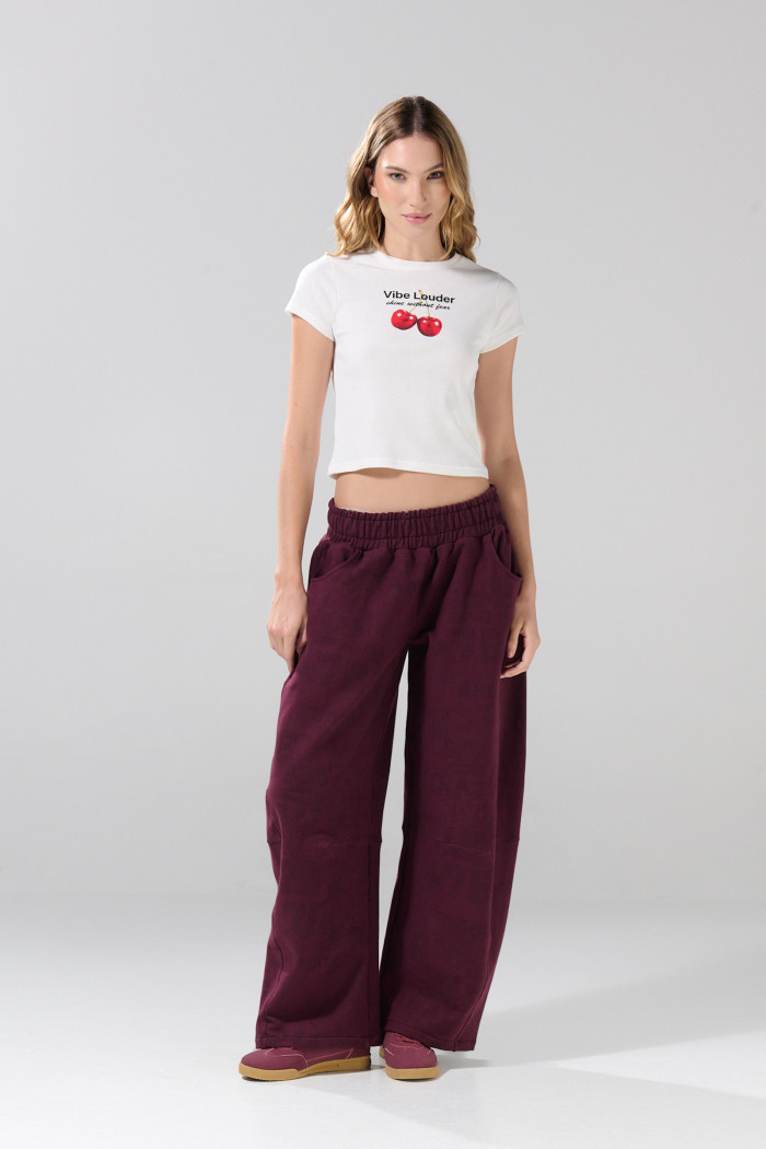 Pantalón jogger morado con cortes en frente y bolsillos
