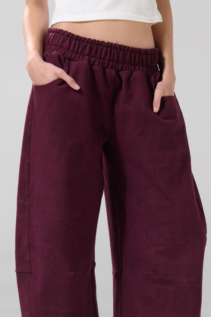 Pantalón jogger morado con cortes en frente y bolsillos