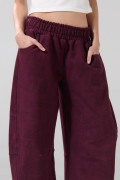 Pantalón jogger morado con cortes en frente y bolsillos