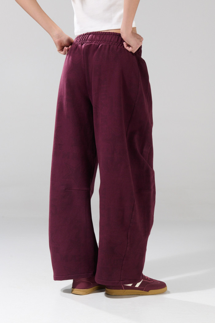 Pantalón jogger morado con cortes en frente y bolsillos