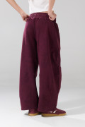 Pantalón jogger morado con cortes en frente y bolsillos