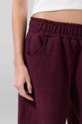 Pantalón jogger morado con cortes en frente y bolsillos