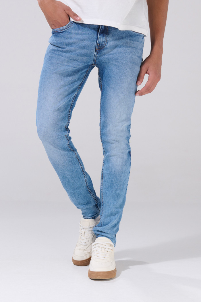 Jean azul claro skinny con desgastes ligeros y tiro bajo