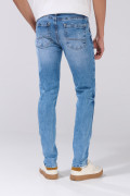 Jean azul claro skinny con desgastes ligeros y tiro bajo