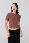 Camiseta con texturas acanaladas y cuello redondo unicolor